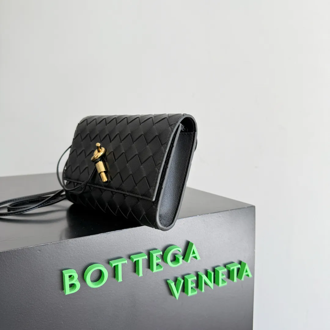 Batch 1560 Bottega Veneta 2025 early autumn series Andiamo handbag, a really good bag, mini crossbody bag, classic woven leather clutch, metallic button and rope closure, simple but not simple, elegant texture, elegant weaving attitude. Style number: 836940 Color: black Size: 19*12.6*2cm
